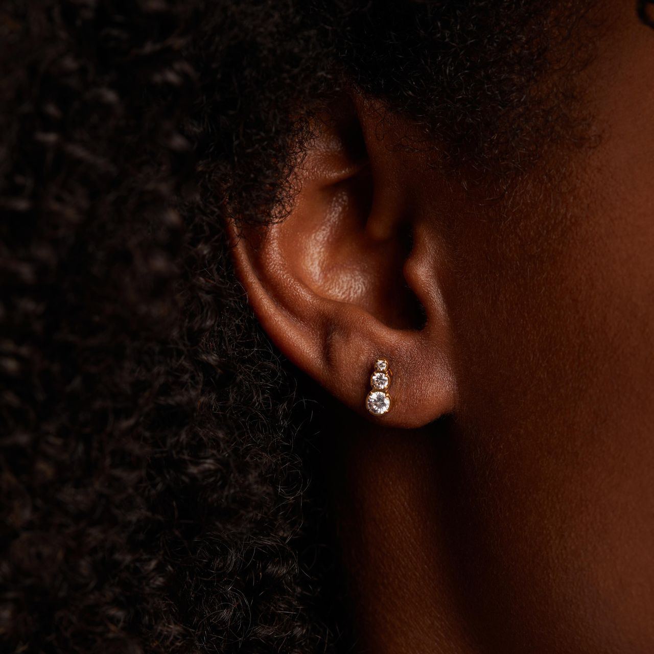 Stalen goldplated oorbellen driehoek met zirkonia