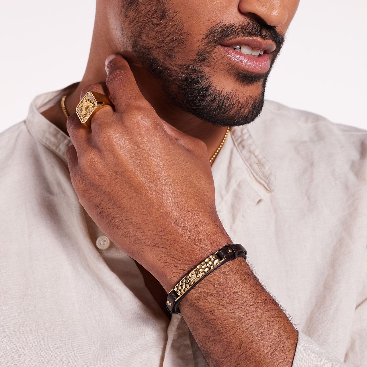 Gerecycleerd stainless steel goldplated armband leer met plaat gehamerd