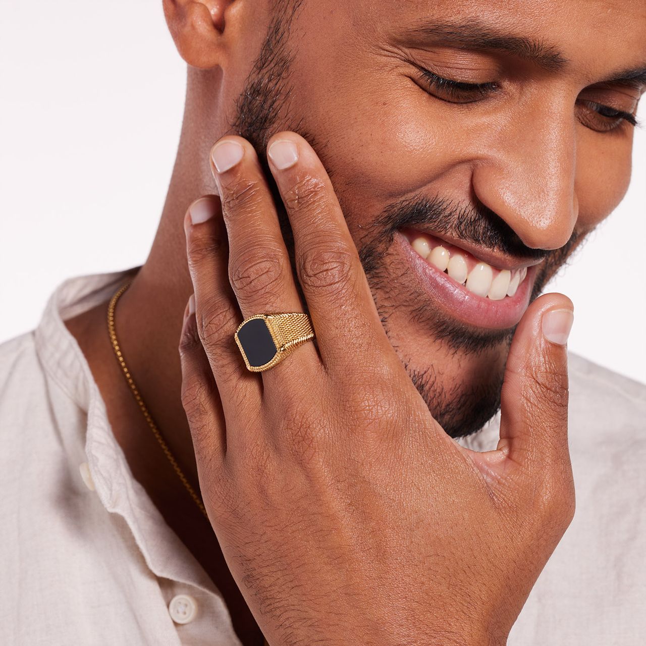 Gerecycleerd stainless steel goldplated zegelring met zwarte agaat