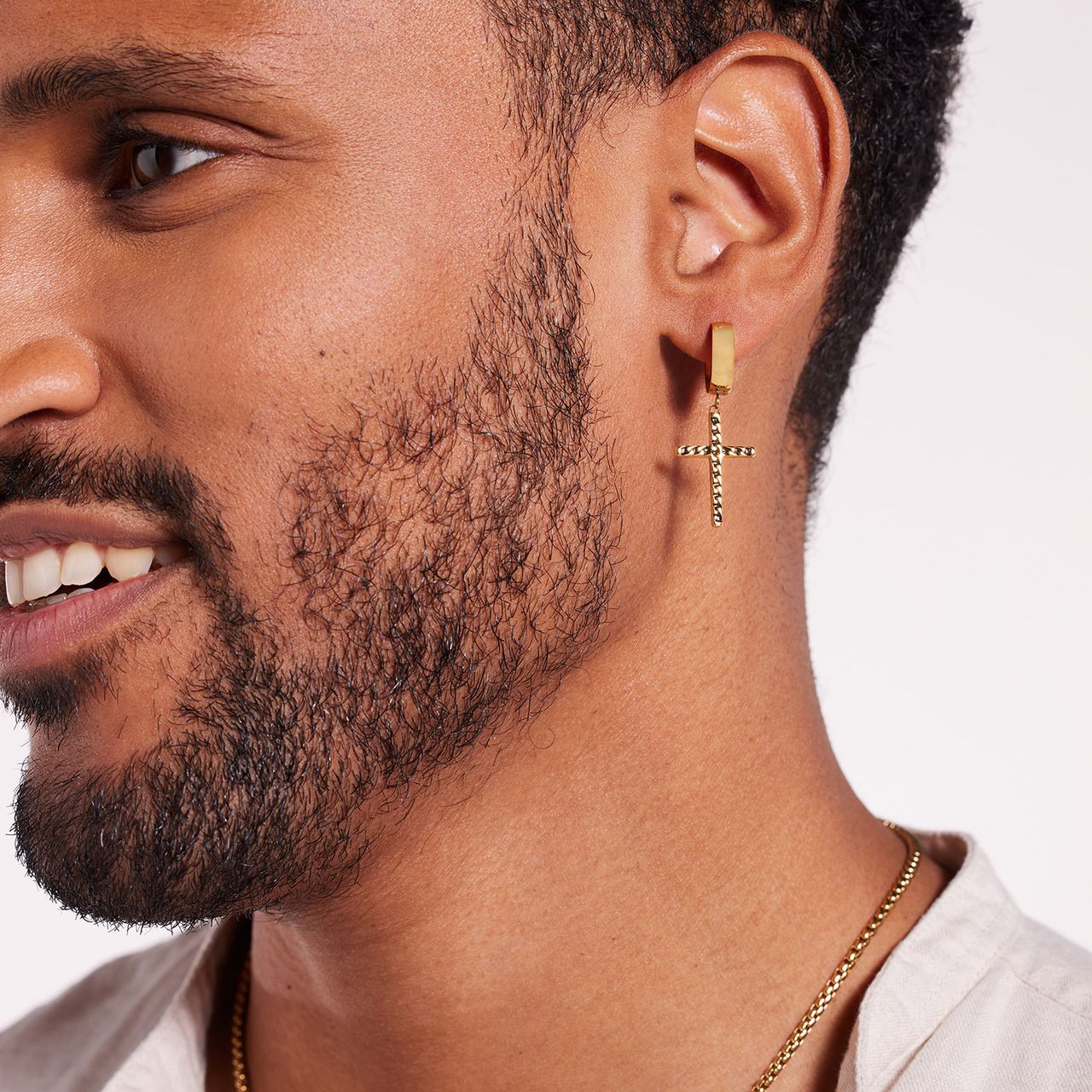 Stainless steel goldplated herenoorringen met hanger kruis