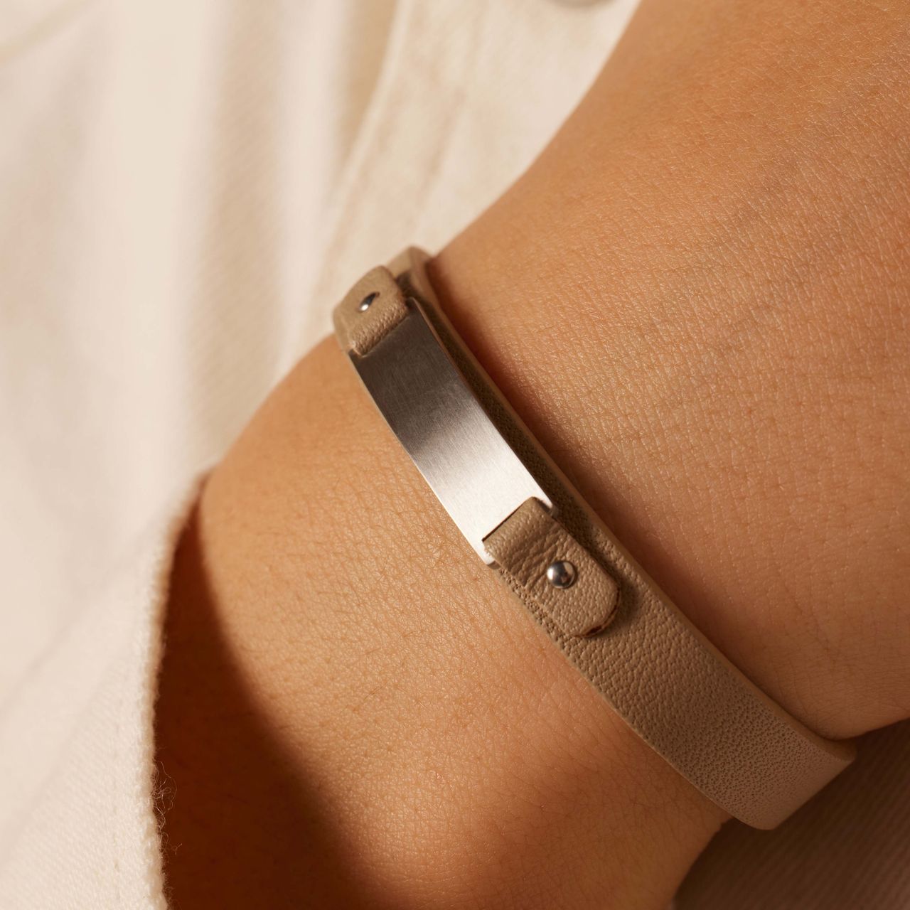 Gerecycled stainless steel jongens armband leer zand