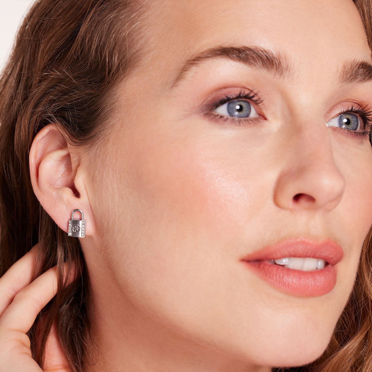 Guess stainless steel oorknoppen keep me close voor dames