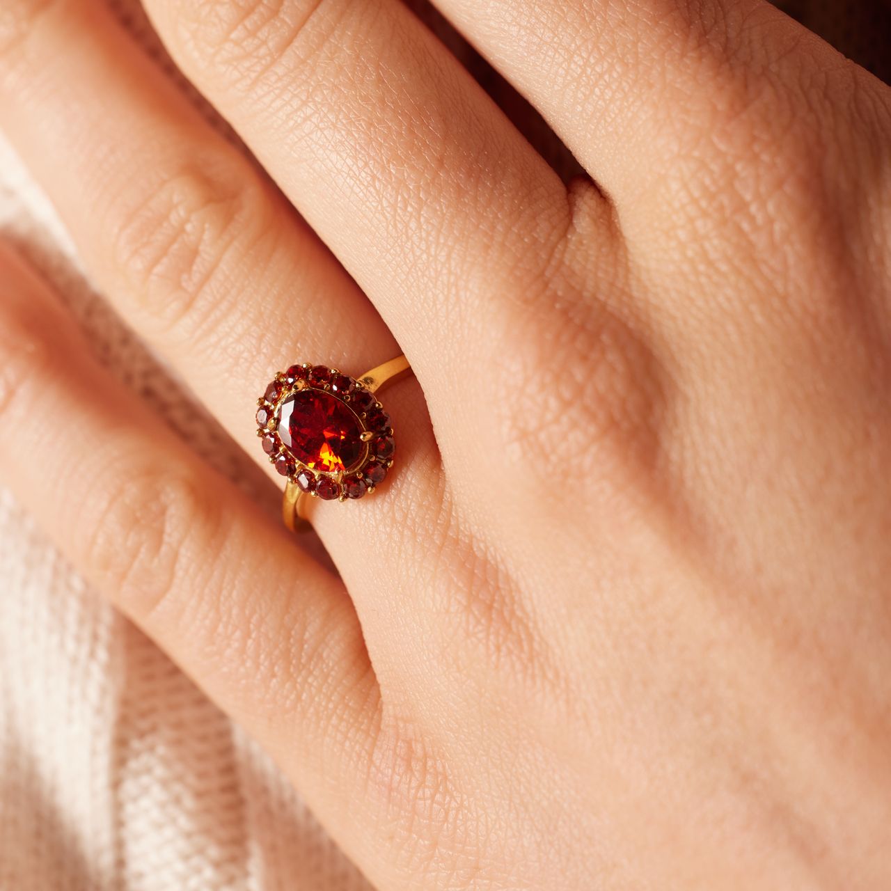 Stalen goldplated vintage ring met bloem rode zirkonia