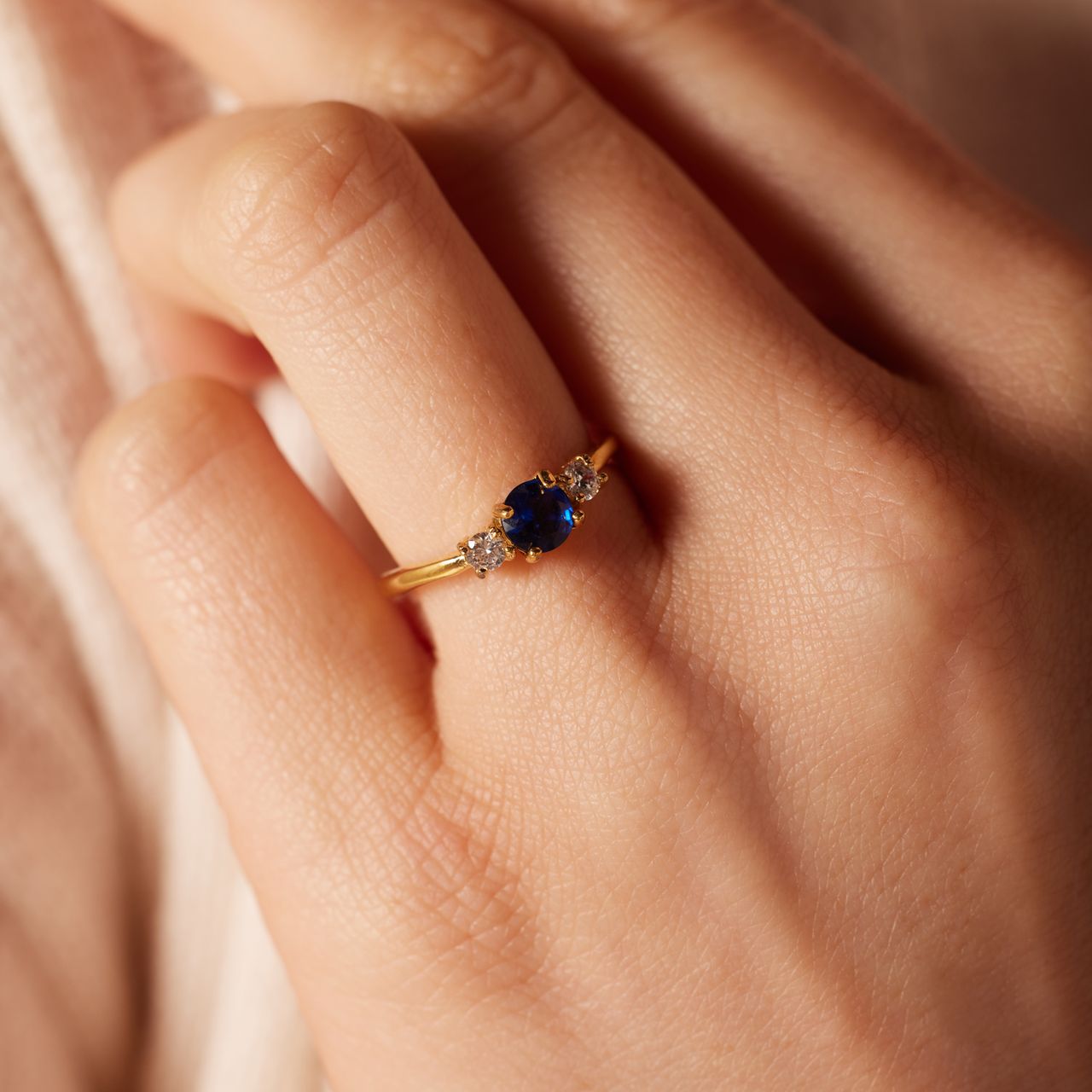 Stalen goldplated vintage ring met blauwe zirkonia