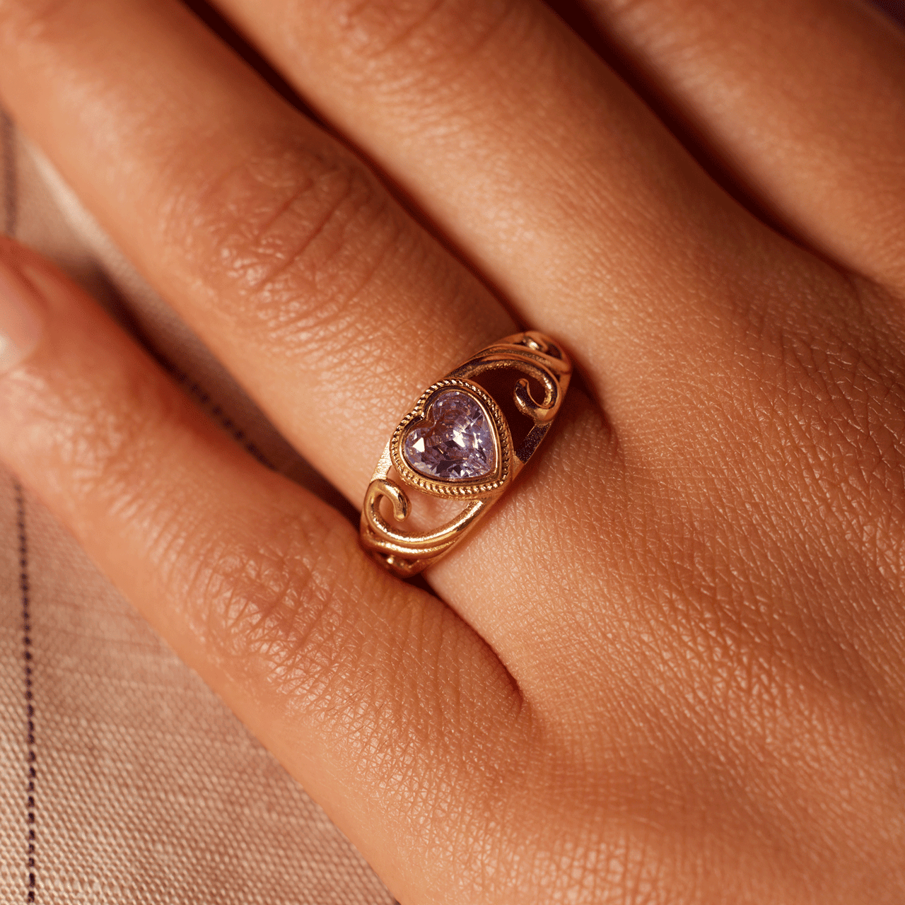 Stalen goldplated vintage ring met paars hart