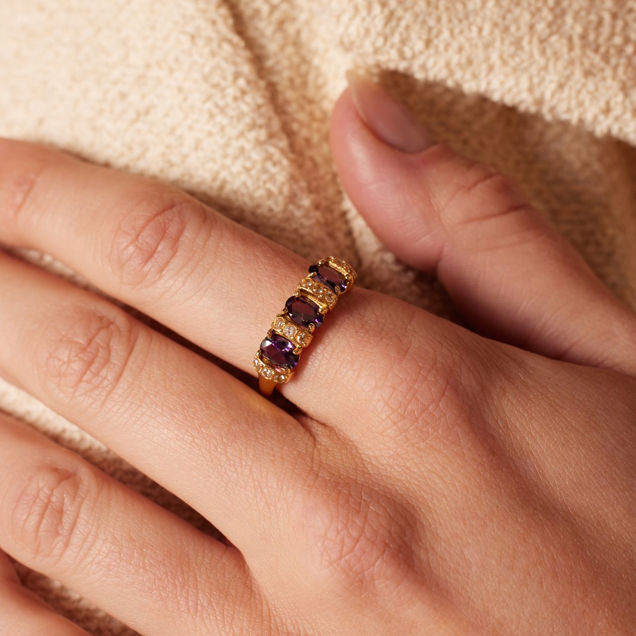 Stalen goldplated vintage ring met paarse en witte zirkonia