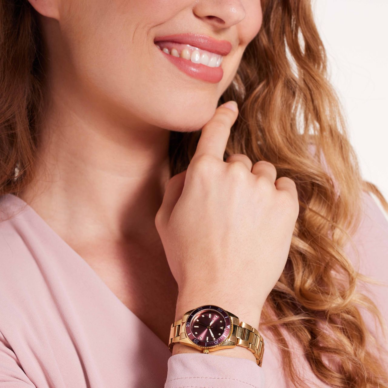 Regal Damen-Armbanduhr mit goldfarbenem Armband.