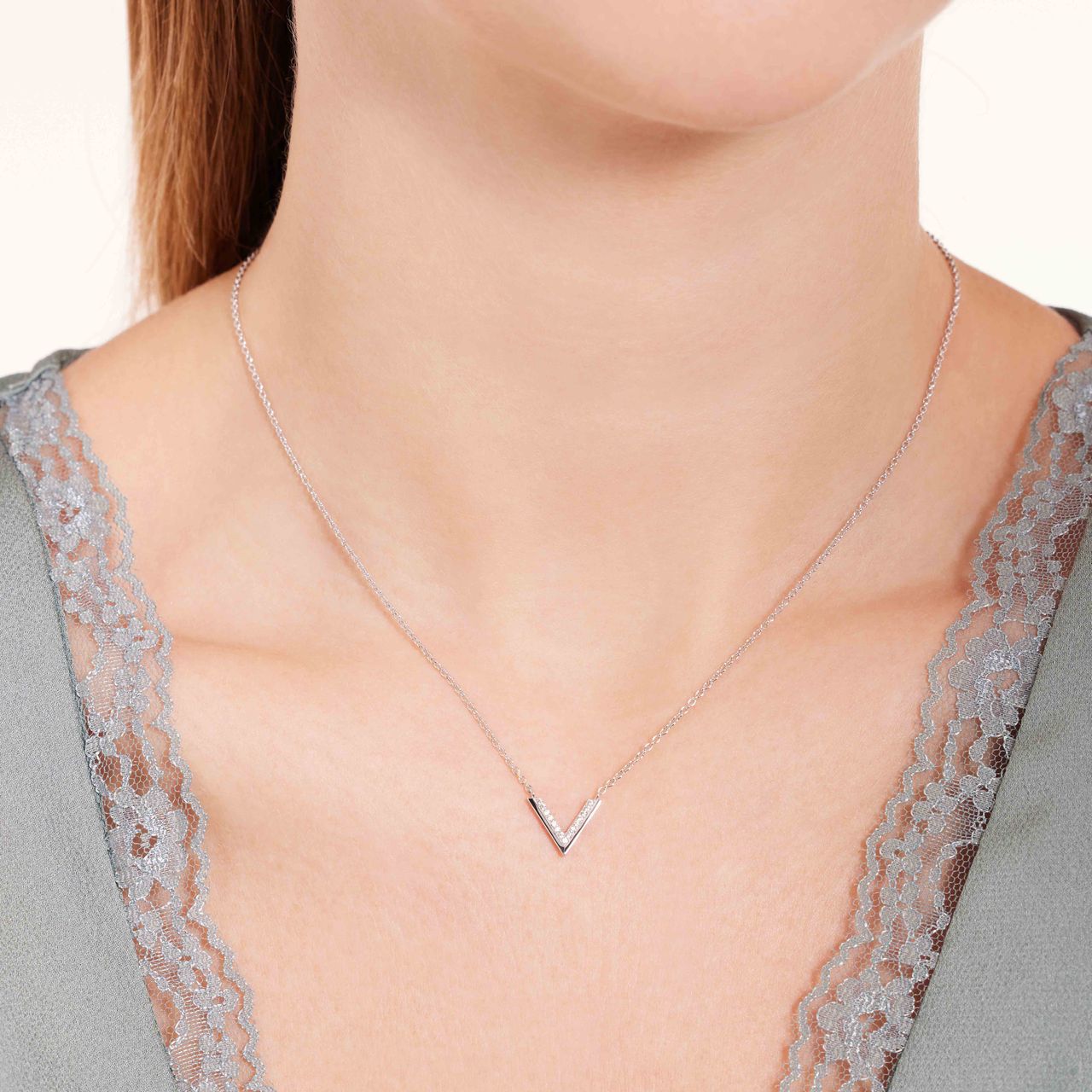 Silberne Halskette rhodiniert V-Design mit Zirkonia