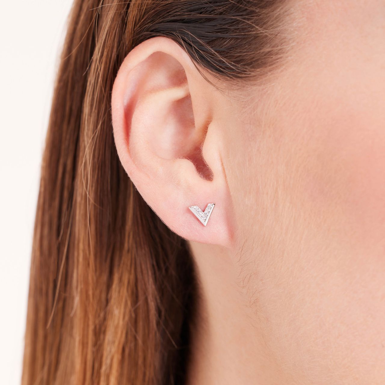 Silberne Ohrstecker rhodiniert V-Design mit Zirkonia