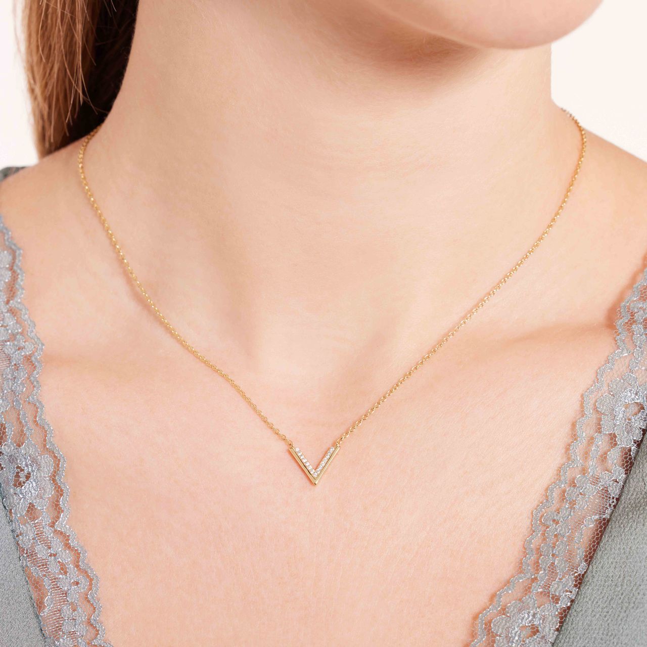 Silberne, goldplattierte Halskette V-förmiger Anhänger mit Zirkonia