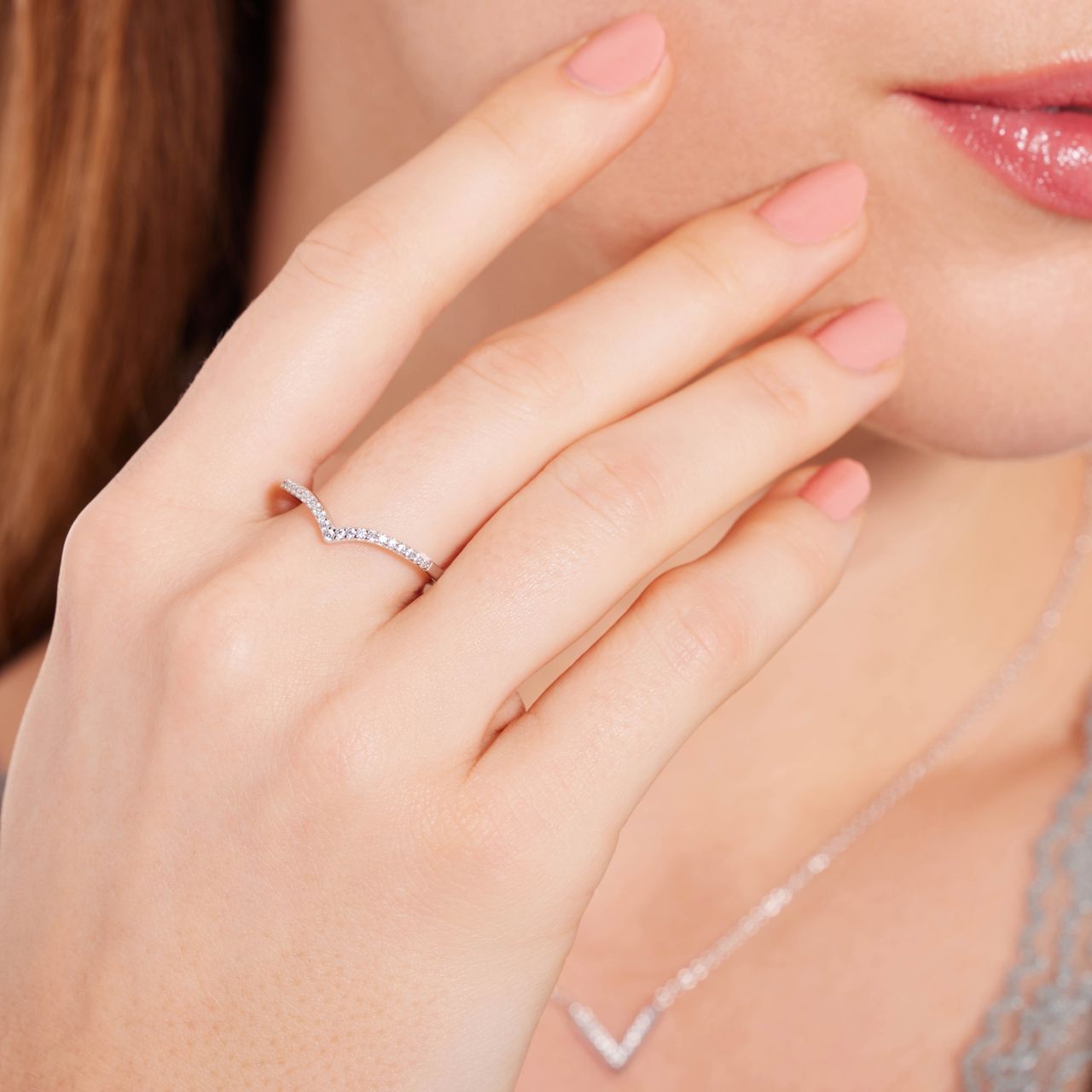 Silberner, rhodinierter Ring in V-Form mit Zirkonia