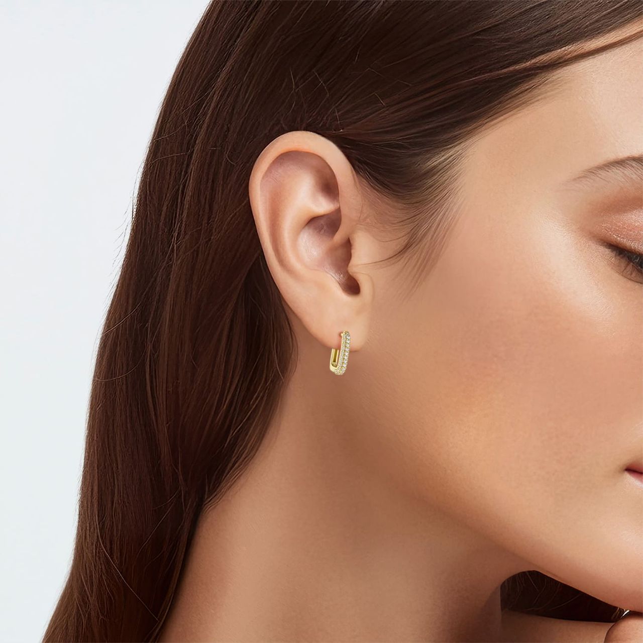 Silberne, goldplattierte Ohrringe in ovalem Design mit Zirkonia