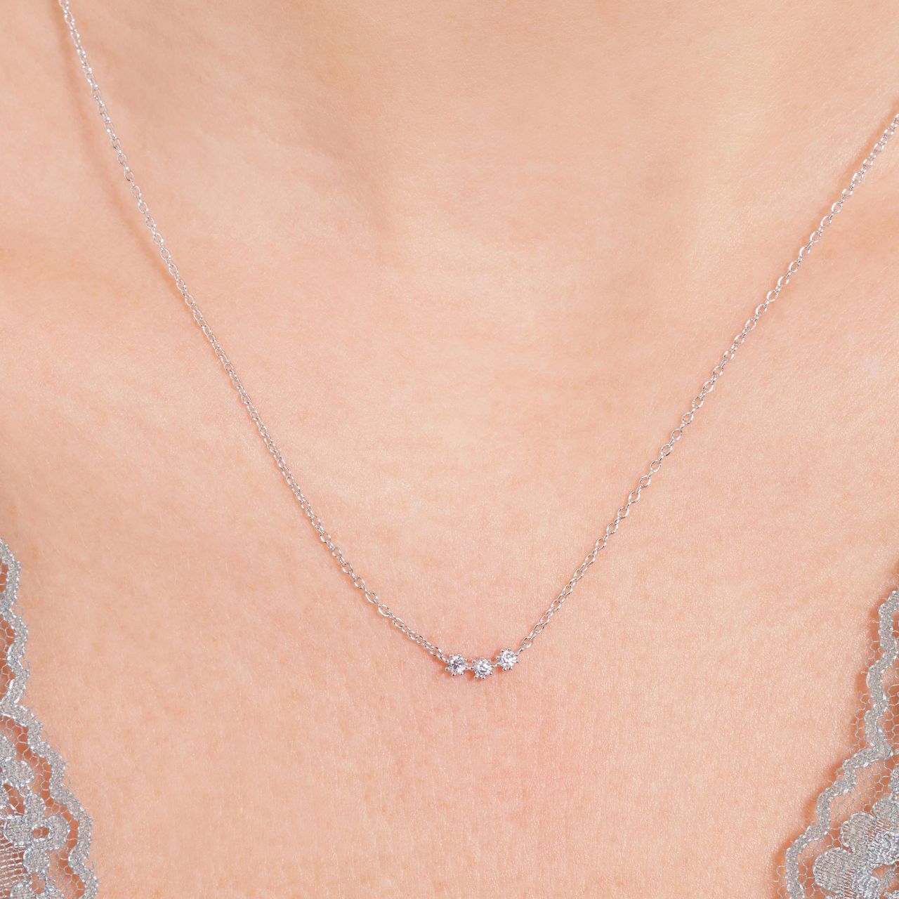 Halskette aus 925er Silber mit drei Zirkoniasteinen
