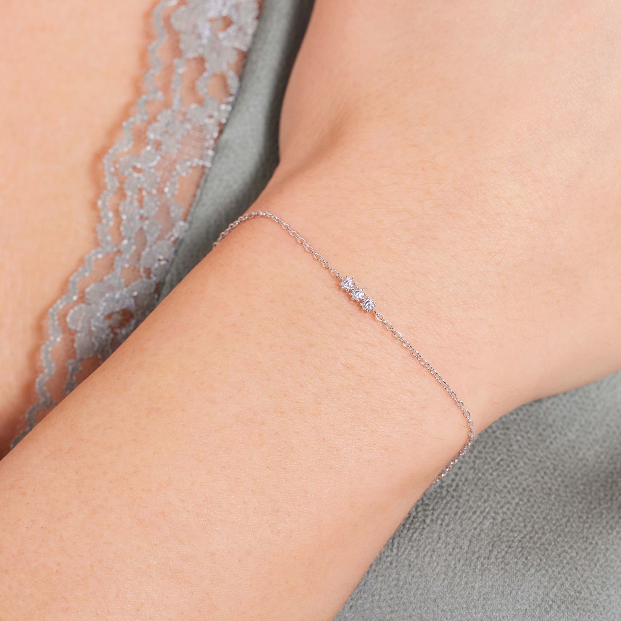 Armband aus 925er Silber mit drei Zirkoniasteinen