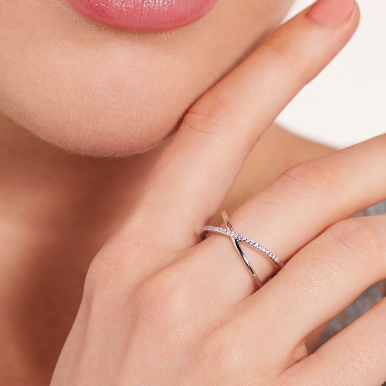Silberner Ring gekreuztes Design mit Zirkonia