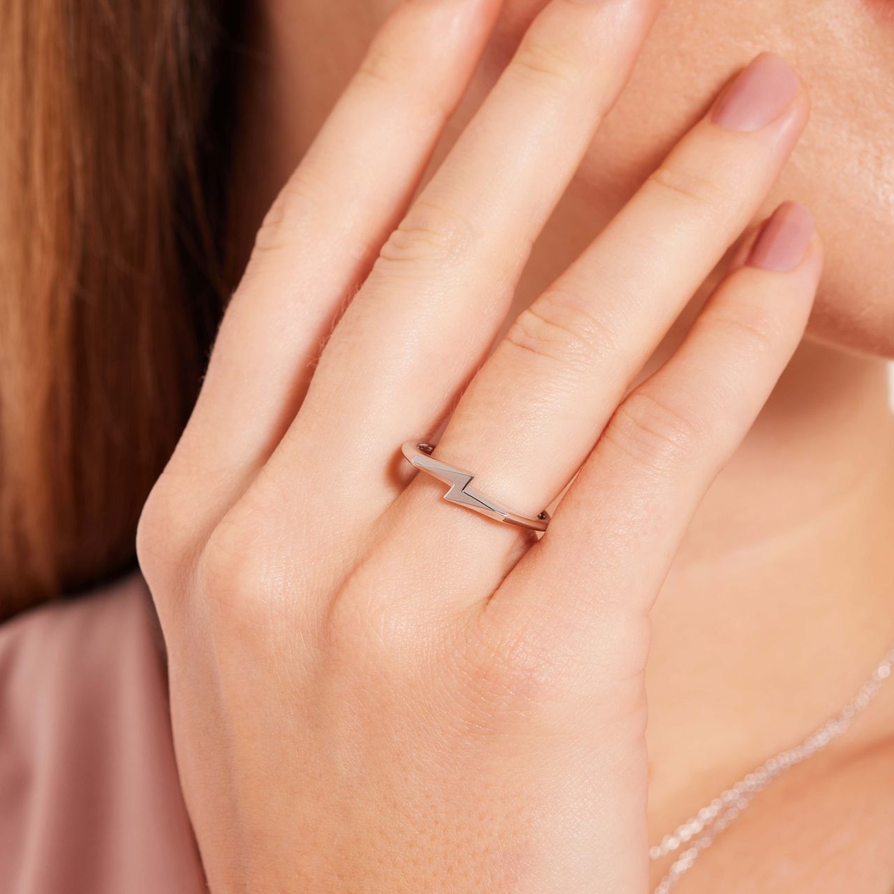 Silberner Ring blitzförmig