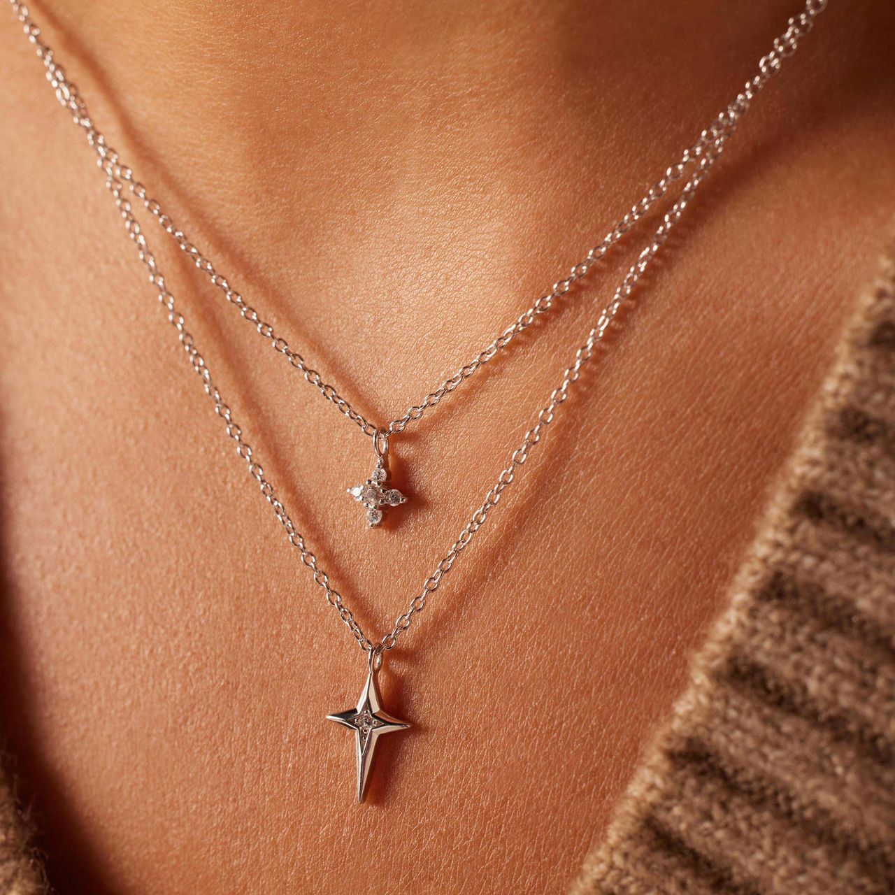 Silbernes Schmuck-Set Halskette und Ohrringe Kreuz