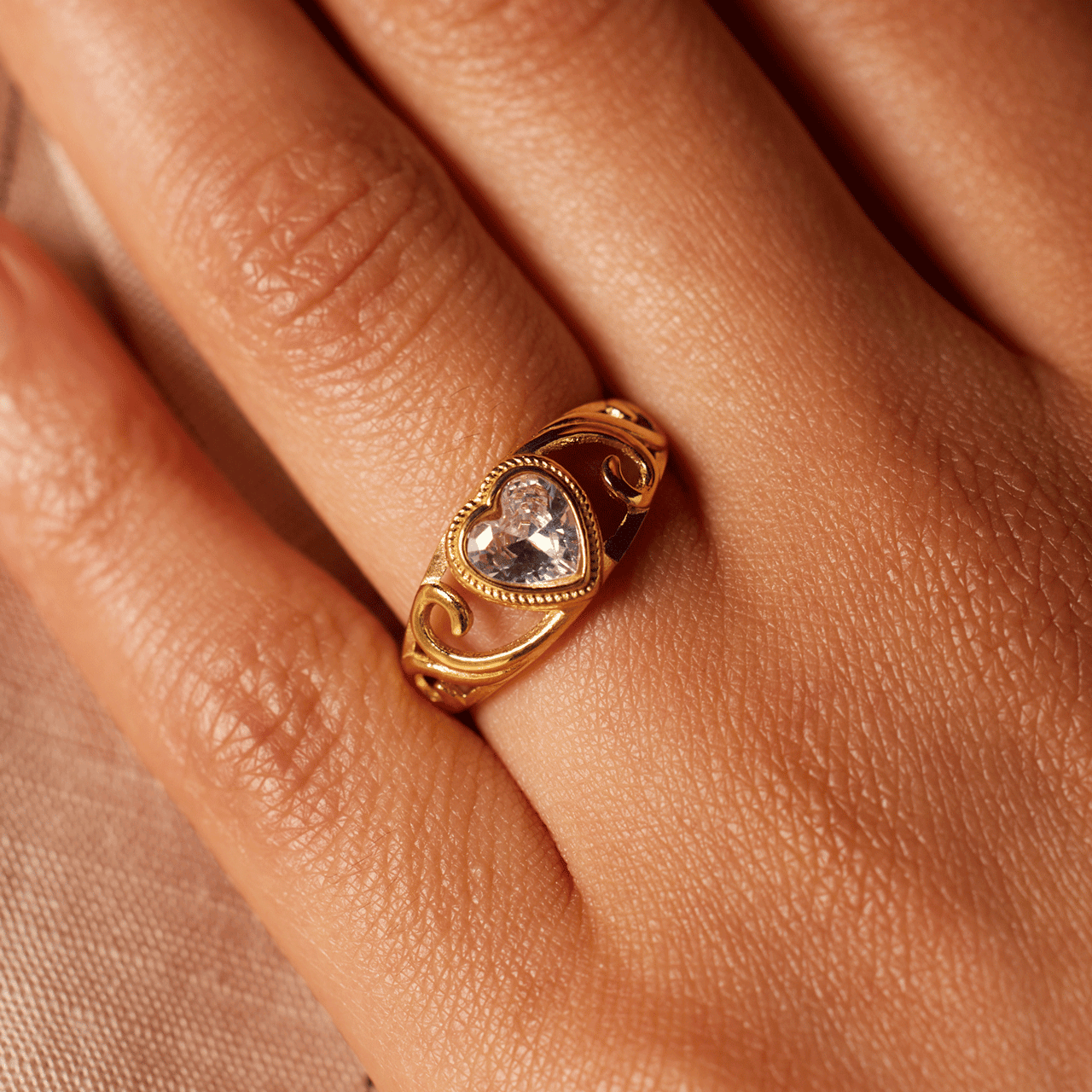 Stainless steel goldplated vintage ring met witte hart