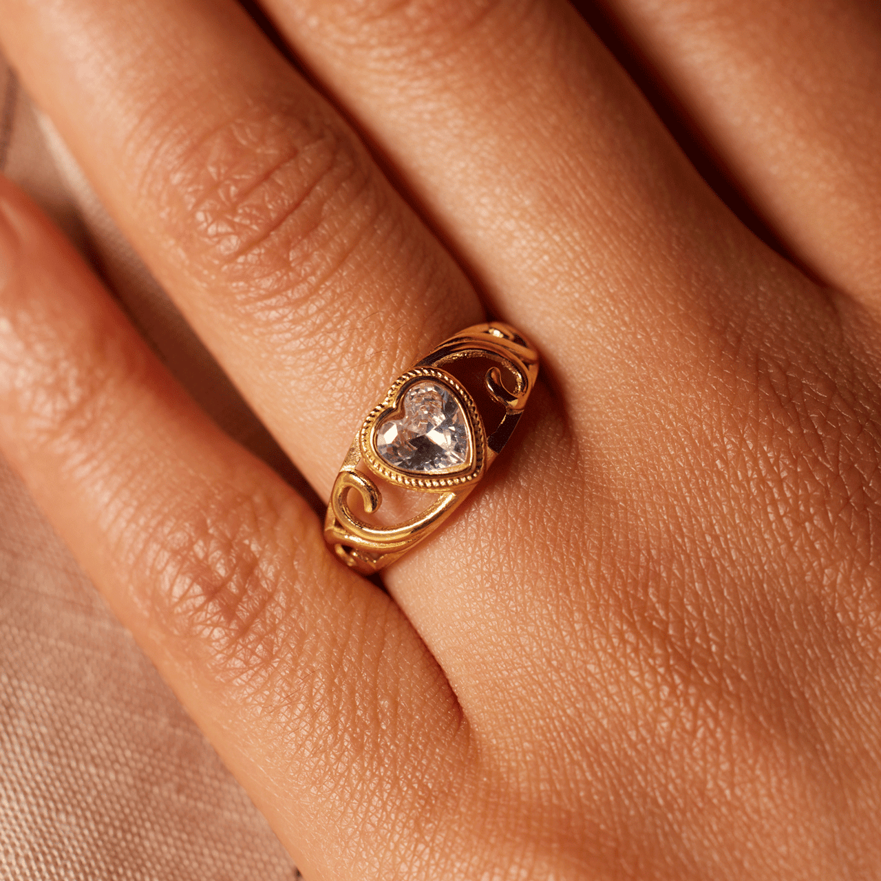 Stalen goldplated vintage ring met wit hart