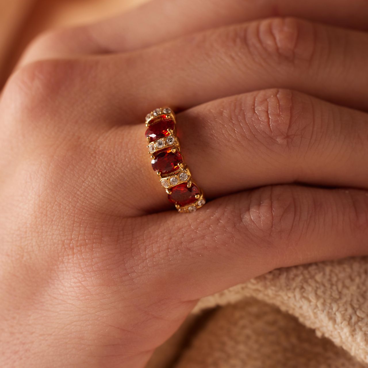 Stalen goldplated vintage ring met rode en witte zirkonia