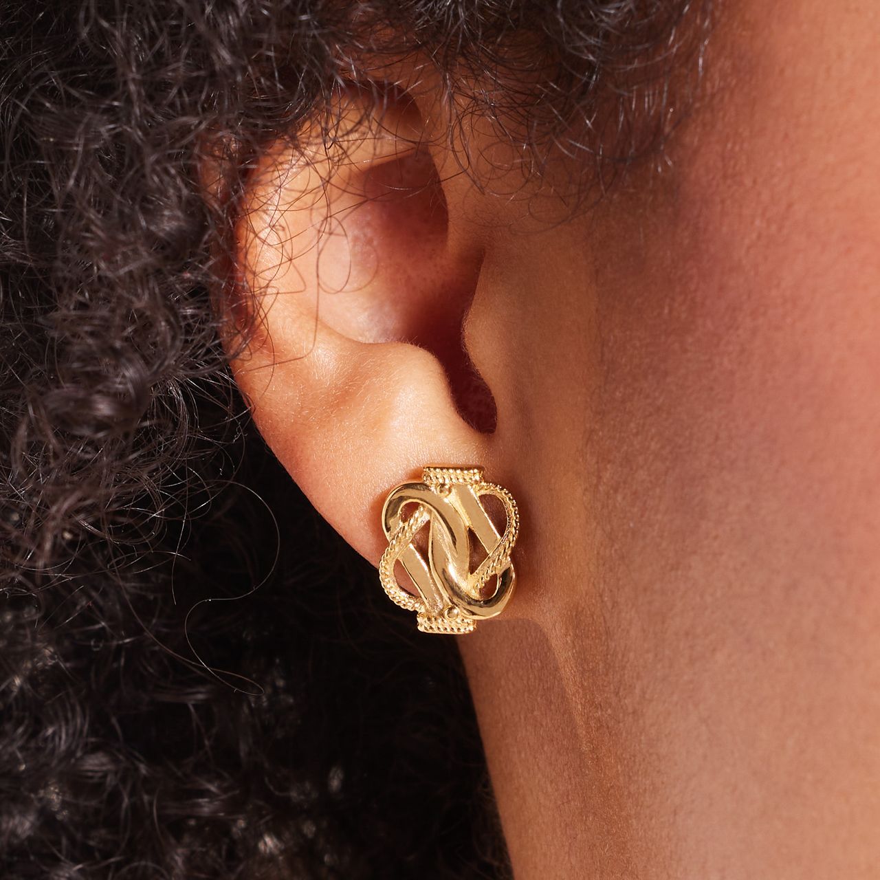 Stalen goldplated oorknoppen surinaamse mattenklopper voor dames