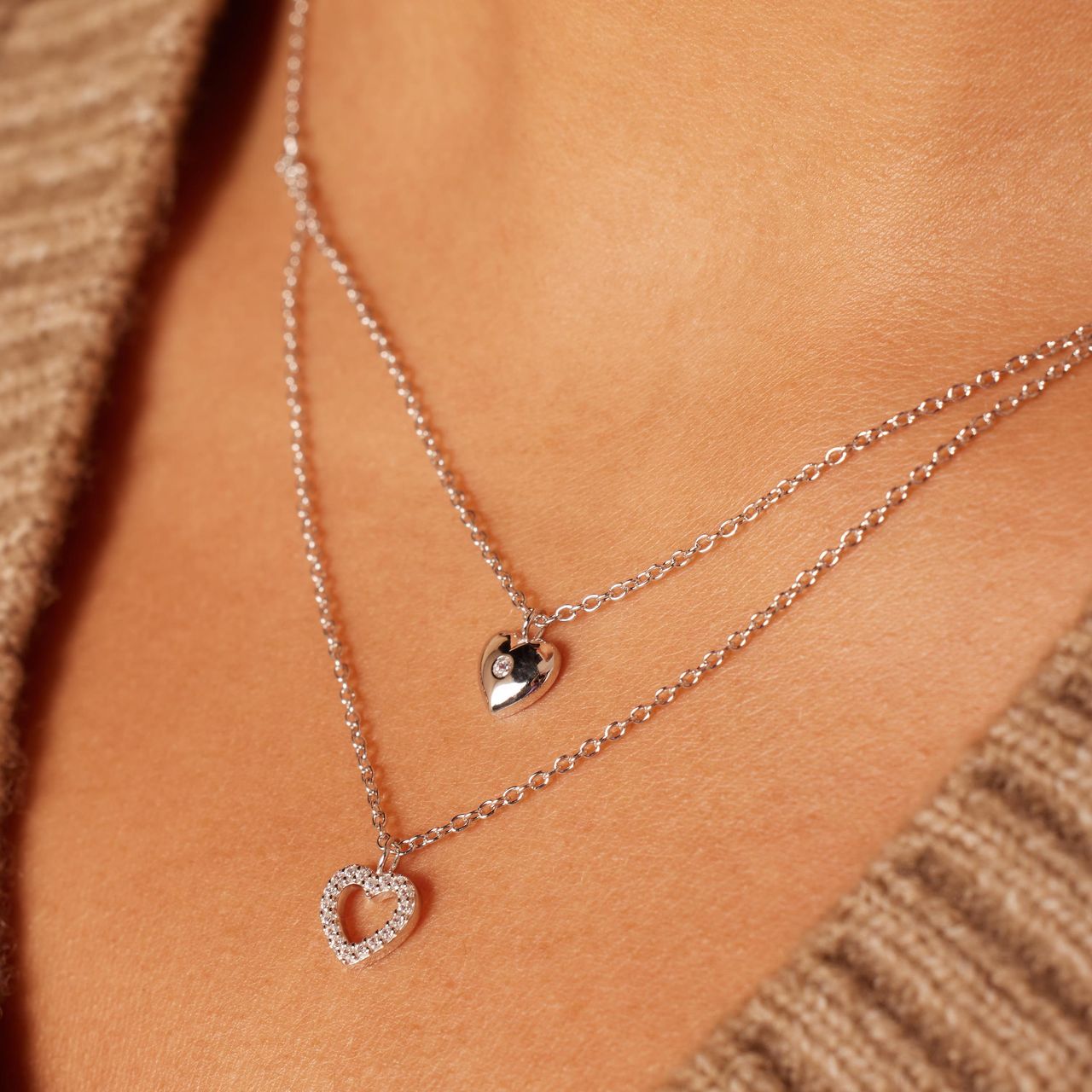 Silbernes Schmuck-Set mit Halskette und Ohrringen mit Herz-Anhängern
