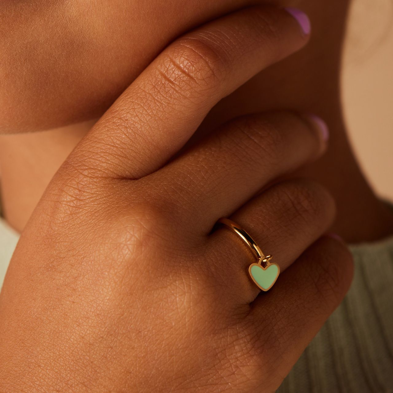 Goldplattierter Ring aus Edelstahl mit mintgrünem Emaille-Herz