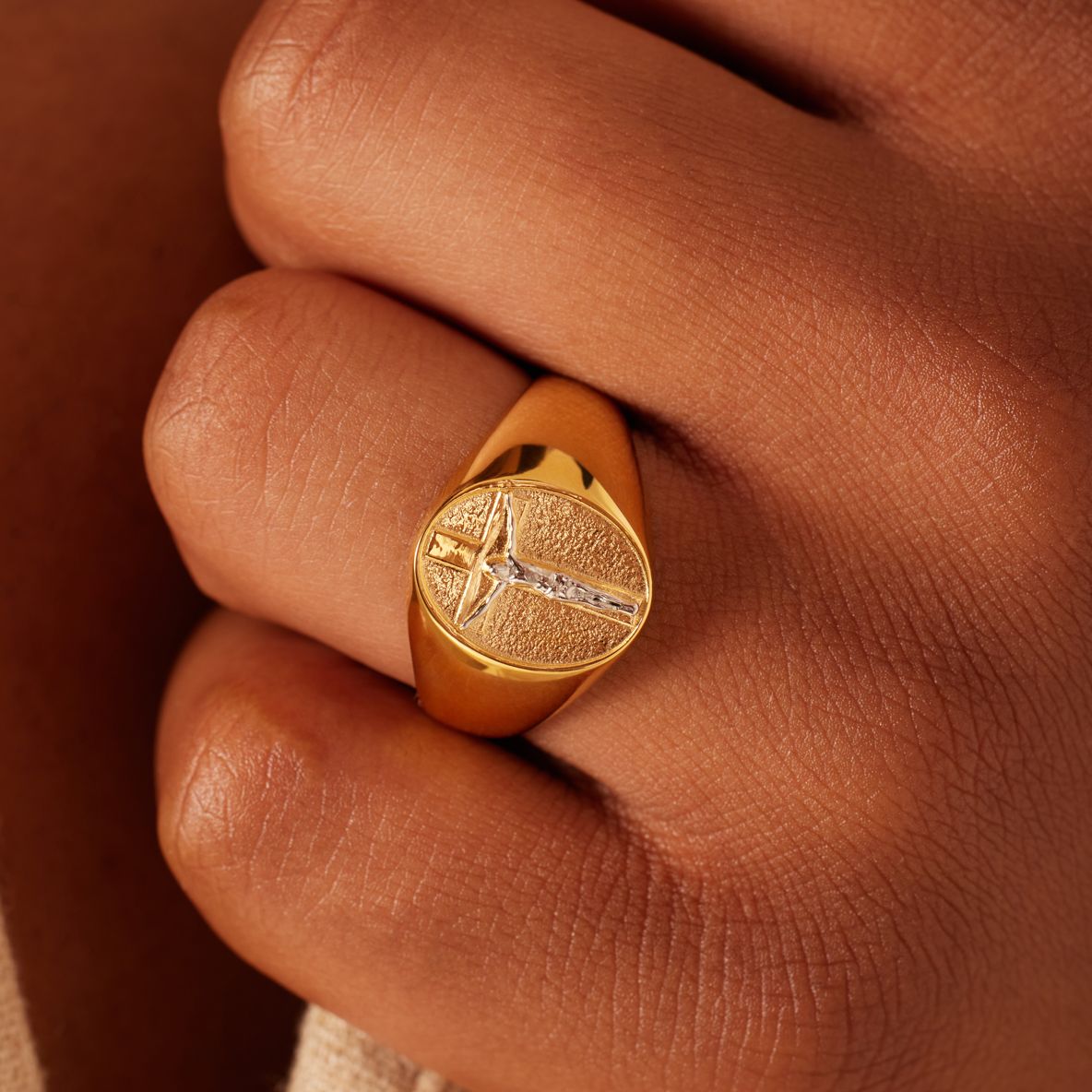 Gerecycled stainless steel goldplated ring met kruis