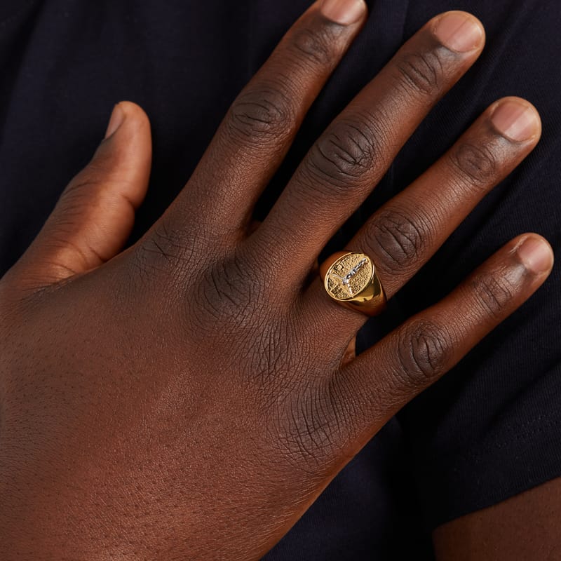 Vergoldeter Ring aus recyceltem Edelstahl mit Kreuz