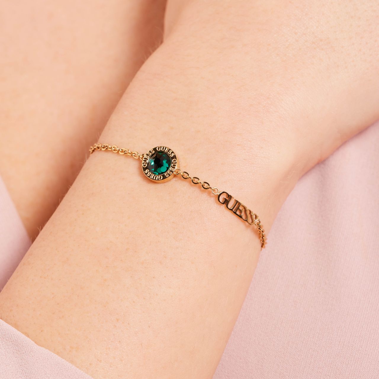 Guess stainless steel goldplated armband met hanger met kristal voor dames