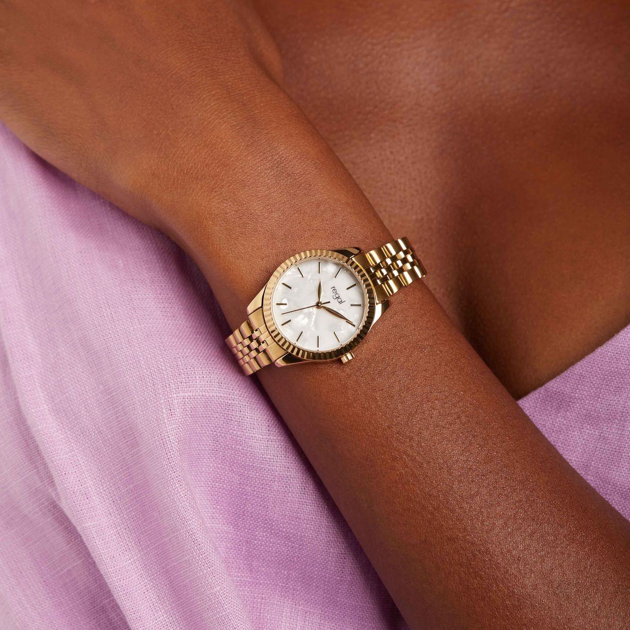 Regal horloge met goudkleurige stainless steel band