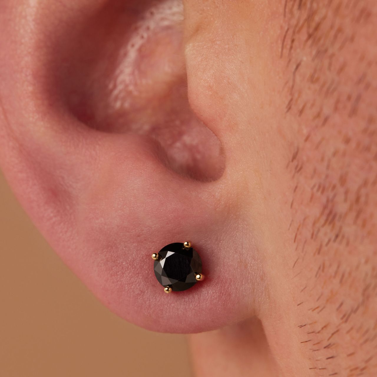 Vergoldete Ohrringe aus 925er Silber mit schwarzem Zirkonia, rund, 6 mm