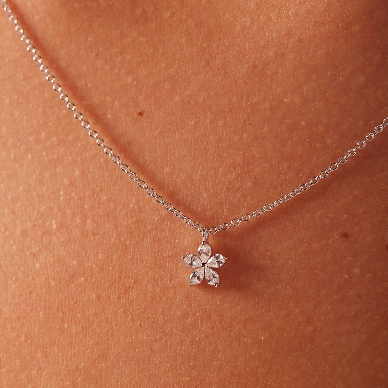 Halskette aus 925er Silber mit einem mit Zirkoniasteinen besetztem Anhänger in Blumenform