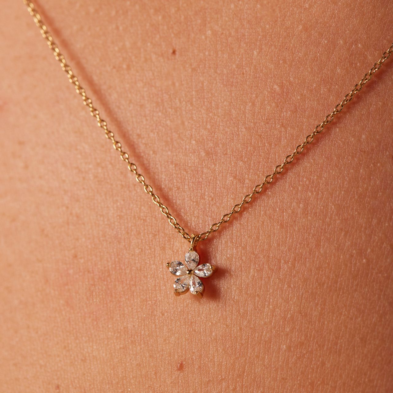 Vergoldete Halskette aus 925er Silber mit Zirkoniastein besetztem Anhänger in Blumenform