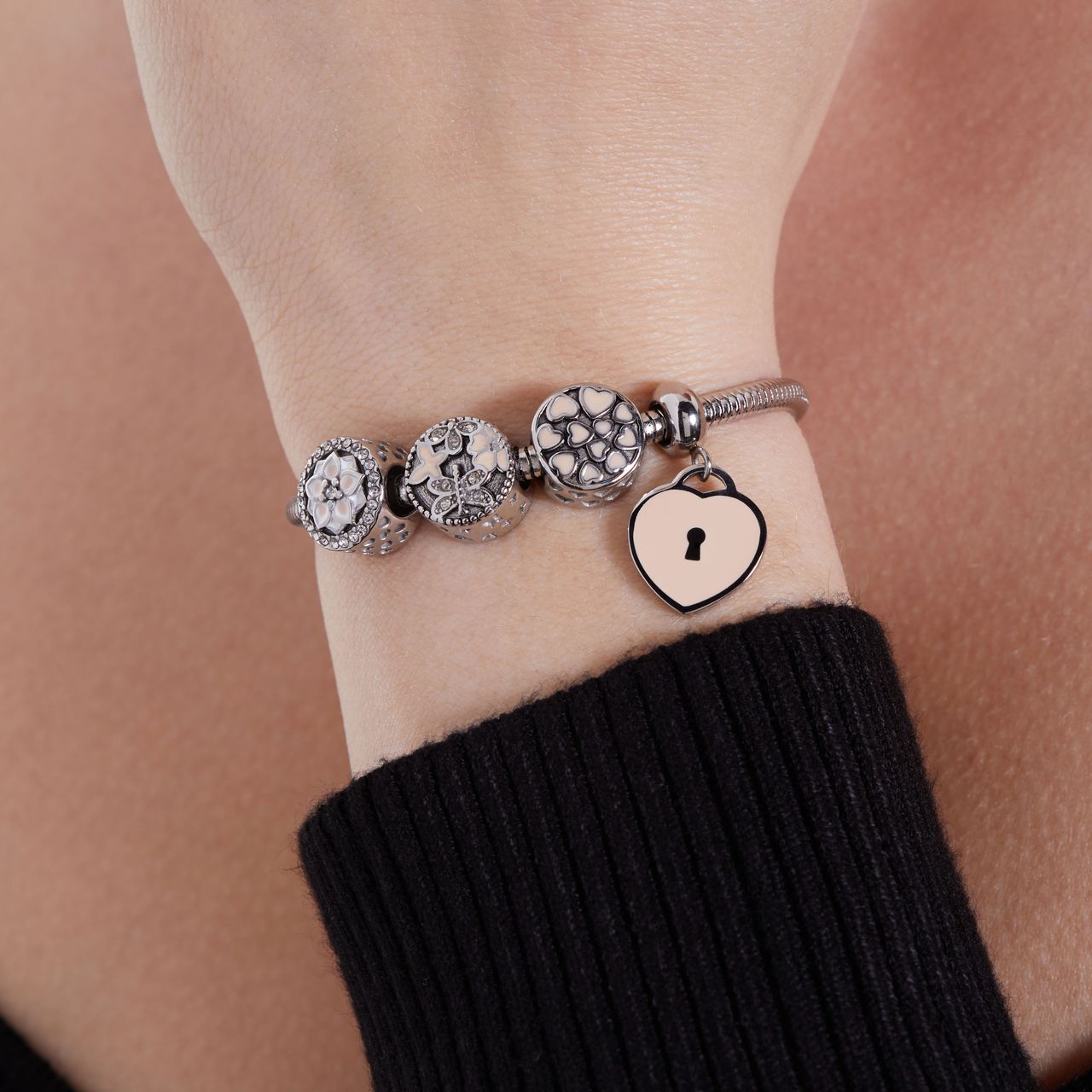 Runder Charm aus Edelstahl mit Schmetterlingen