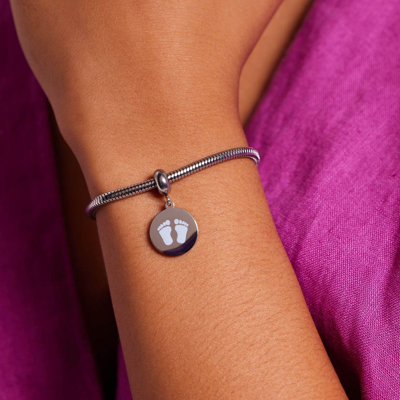 Bettelarmband-Anhänger aus Edelstahl, Münze mit Fußabdrücken in Blau