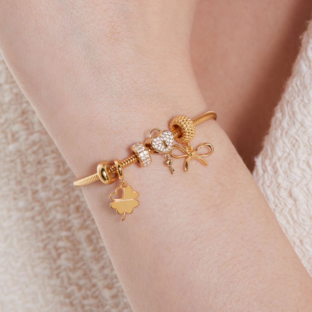 Zilveren goldplated bedel strik