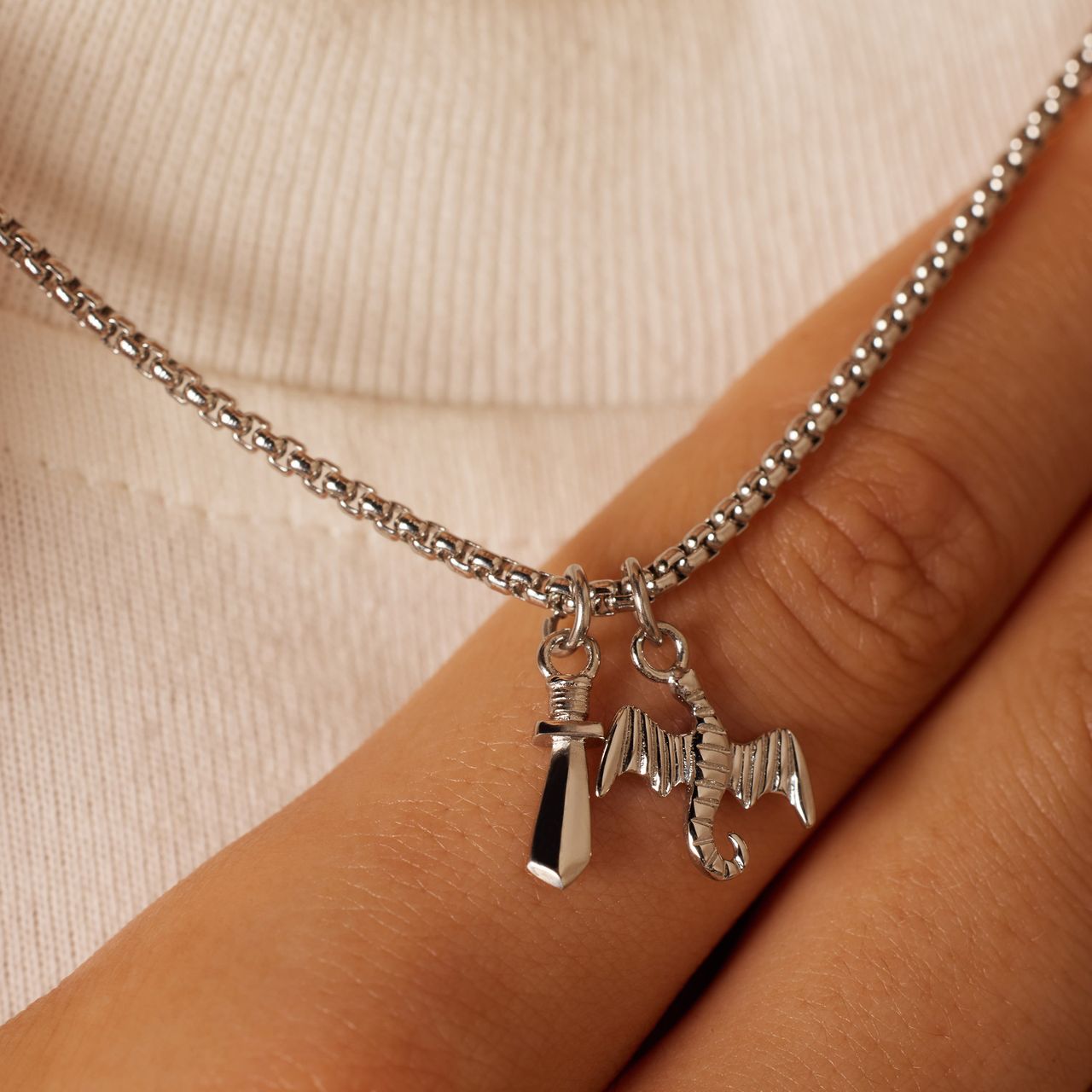 Stalen ketting met draak en zwaard hangers
