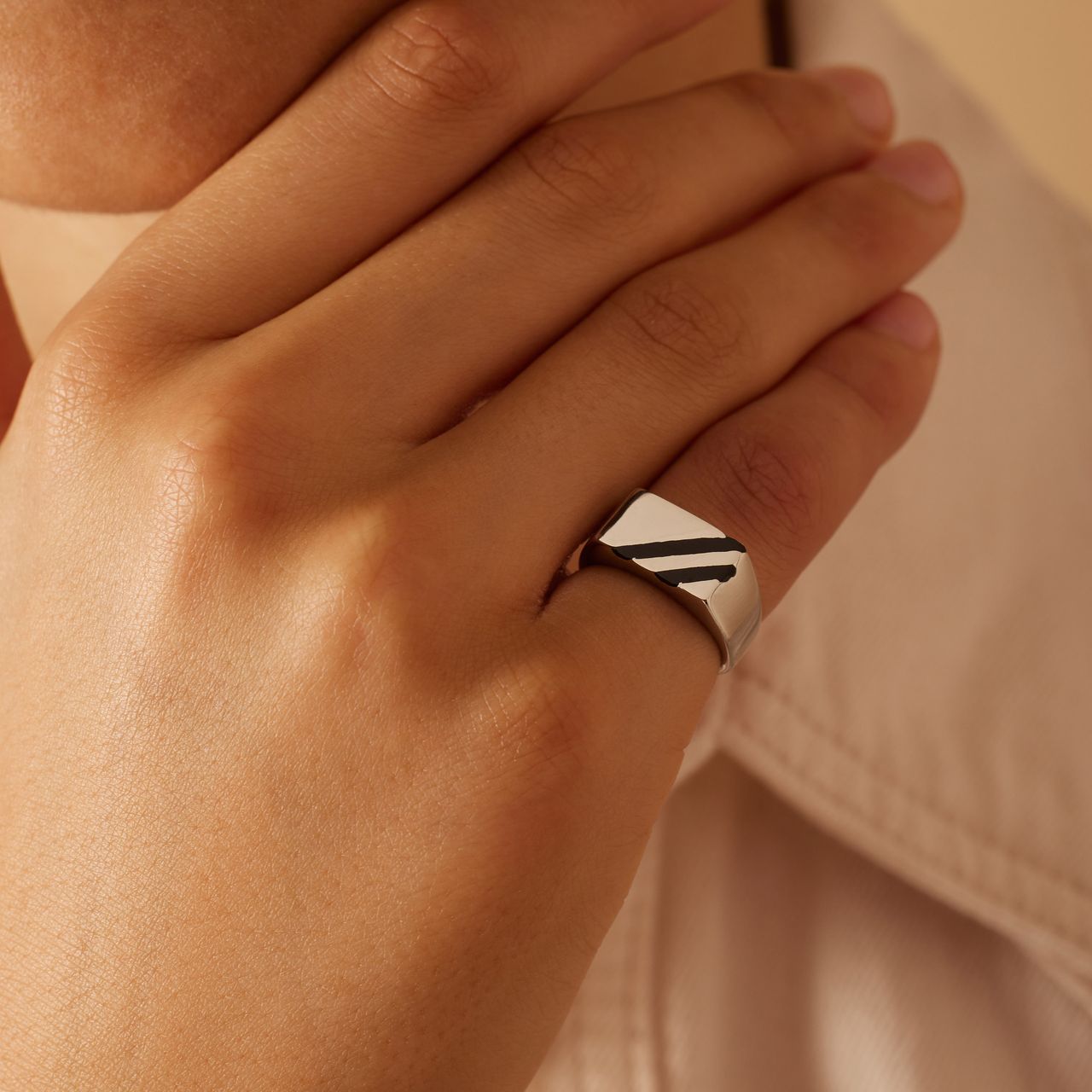 Stainless steel zegelring met zwarte strepen