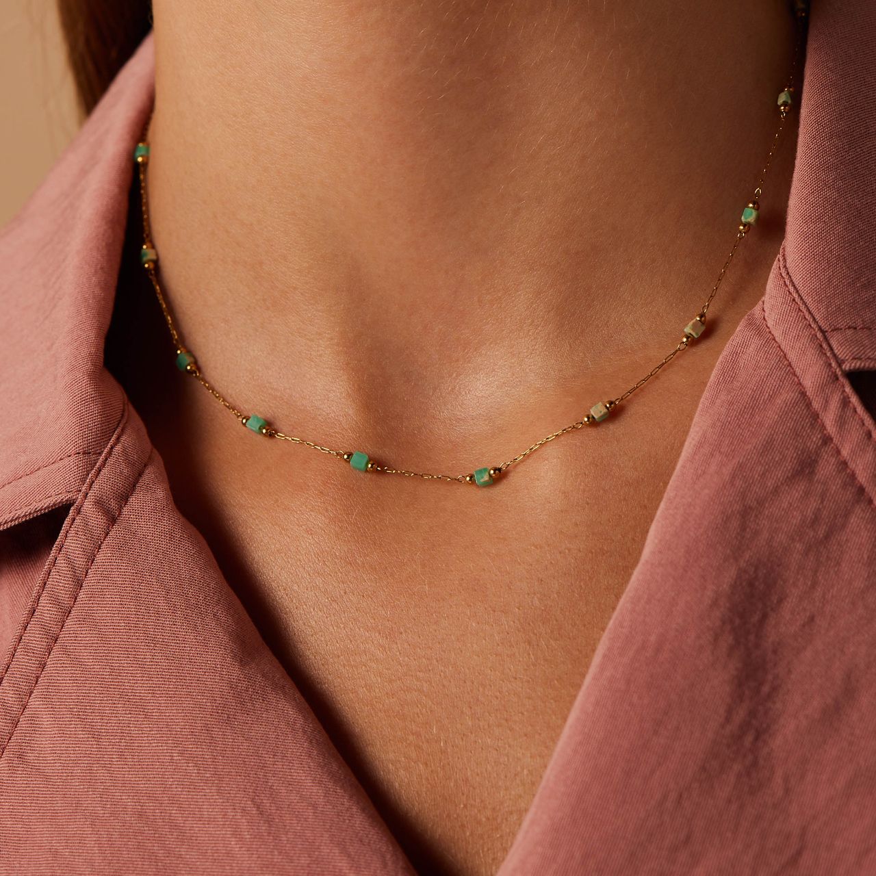 Stainless steel goldplated ketting met mintkleurige blokjes