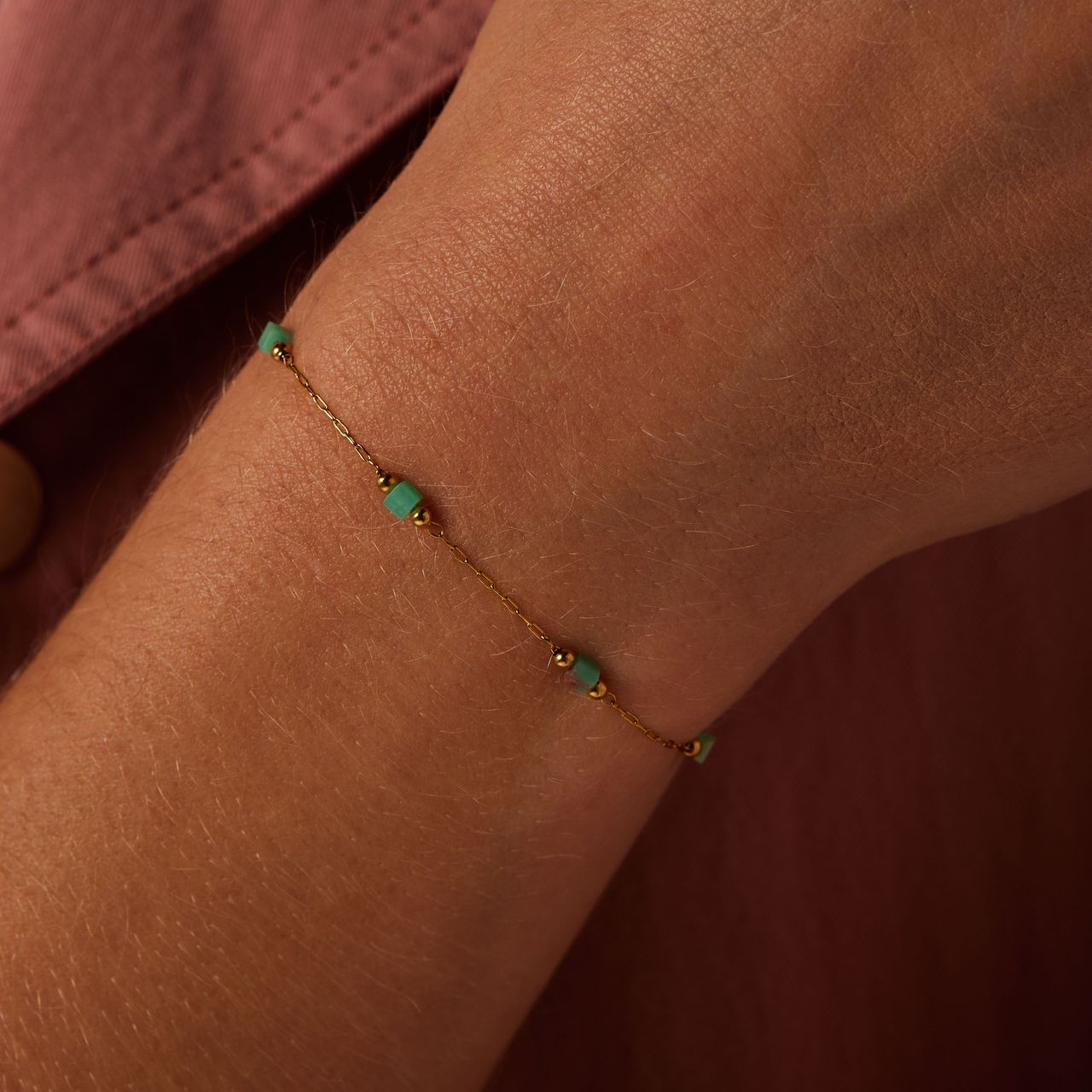 Stainless steel goldplated fantasiearmband met mintkleurige stenen voor dames