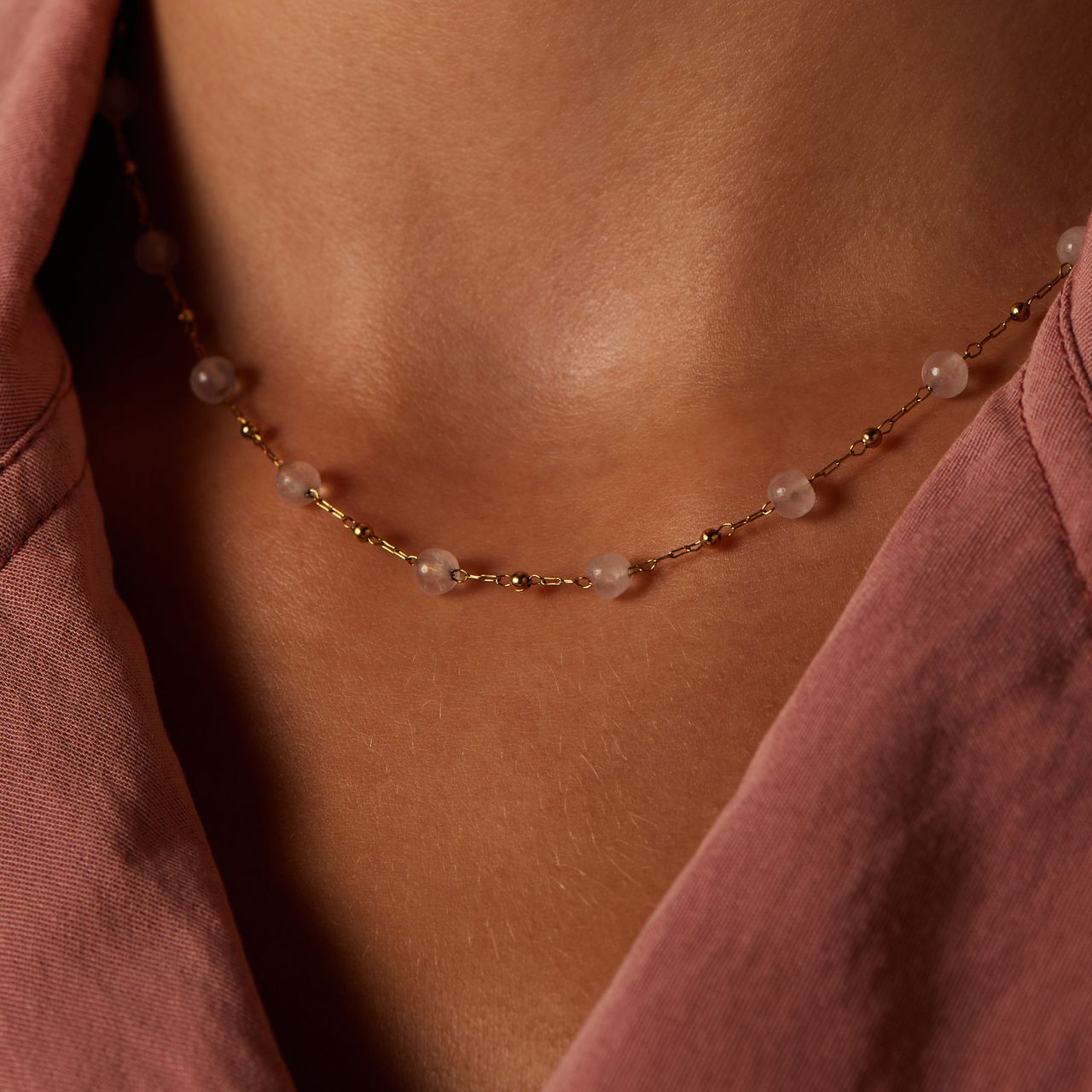 Stainless steel goldplated ketting met witte kralen