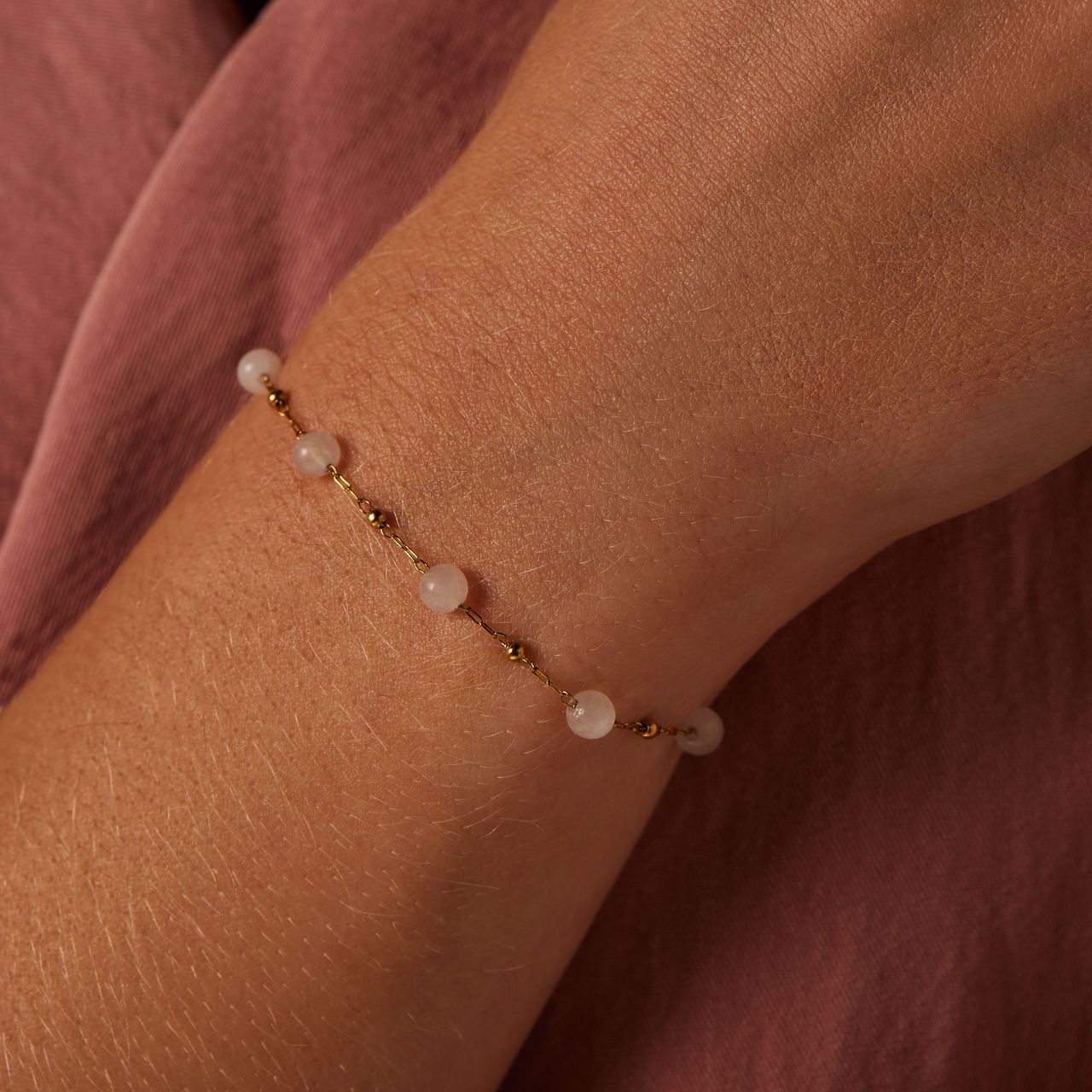 Stalen goldplated armband met witte kralen