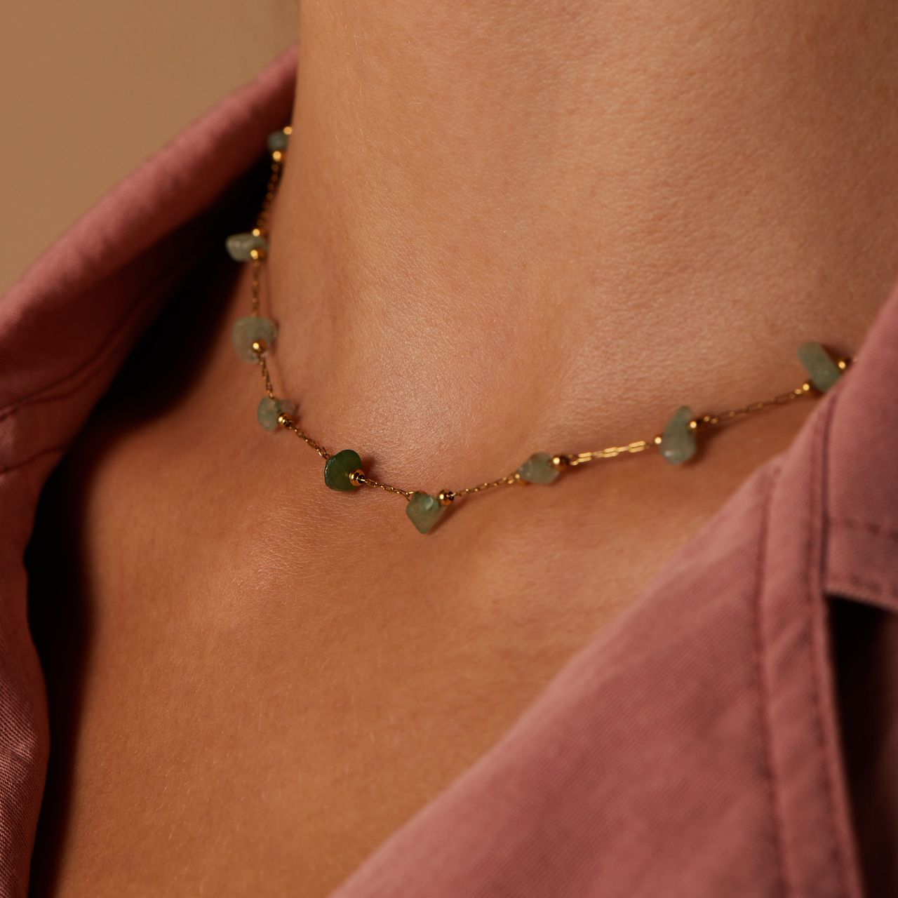 Stalen goldplated ketting met groene natuurstenen