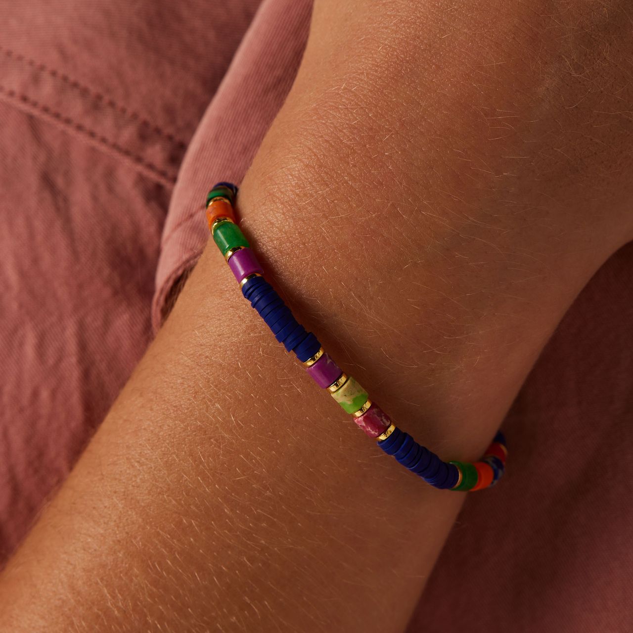 Stalen goldplated armband met blauwe kralen