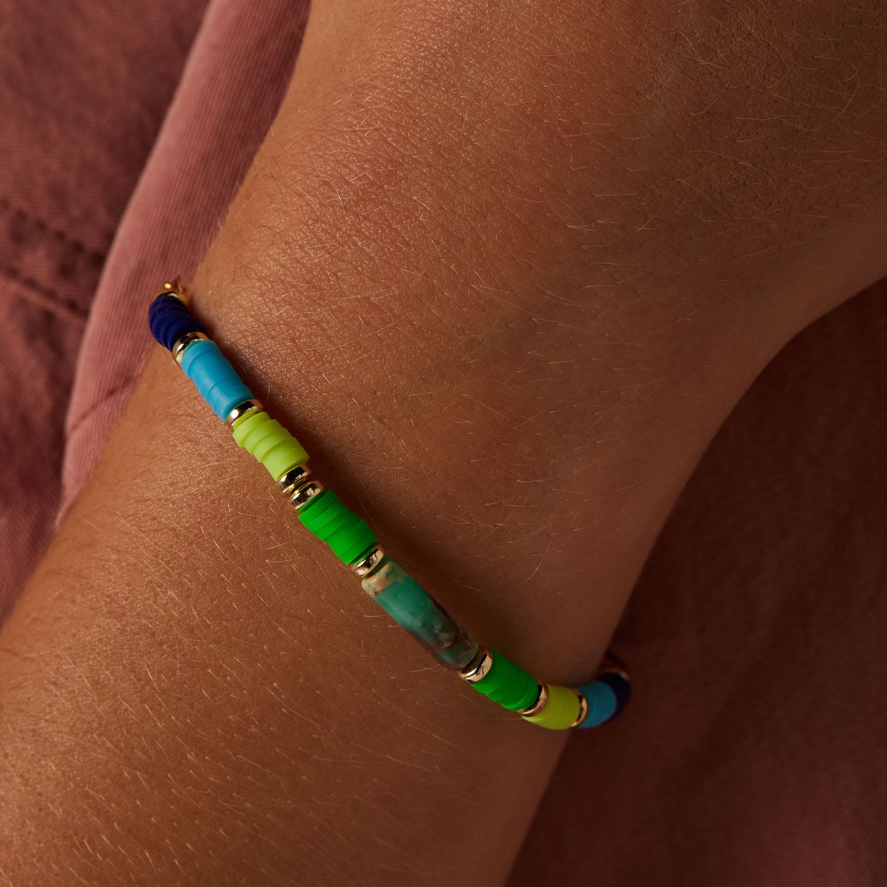 Stalen goldplated armband met groene kralen