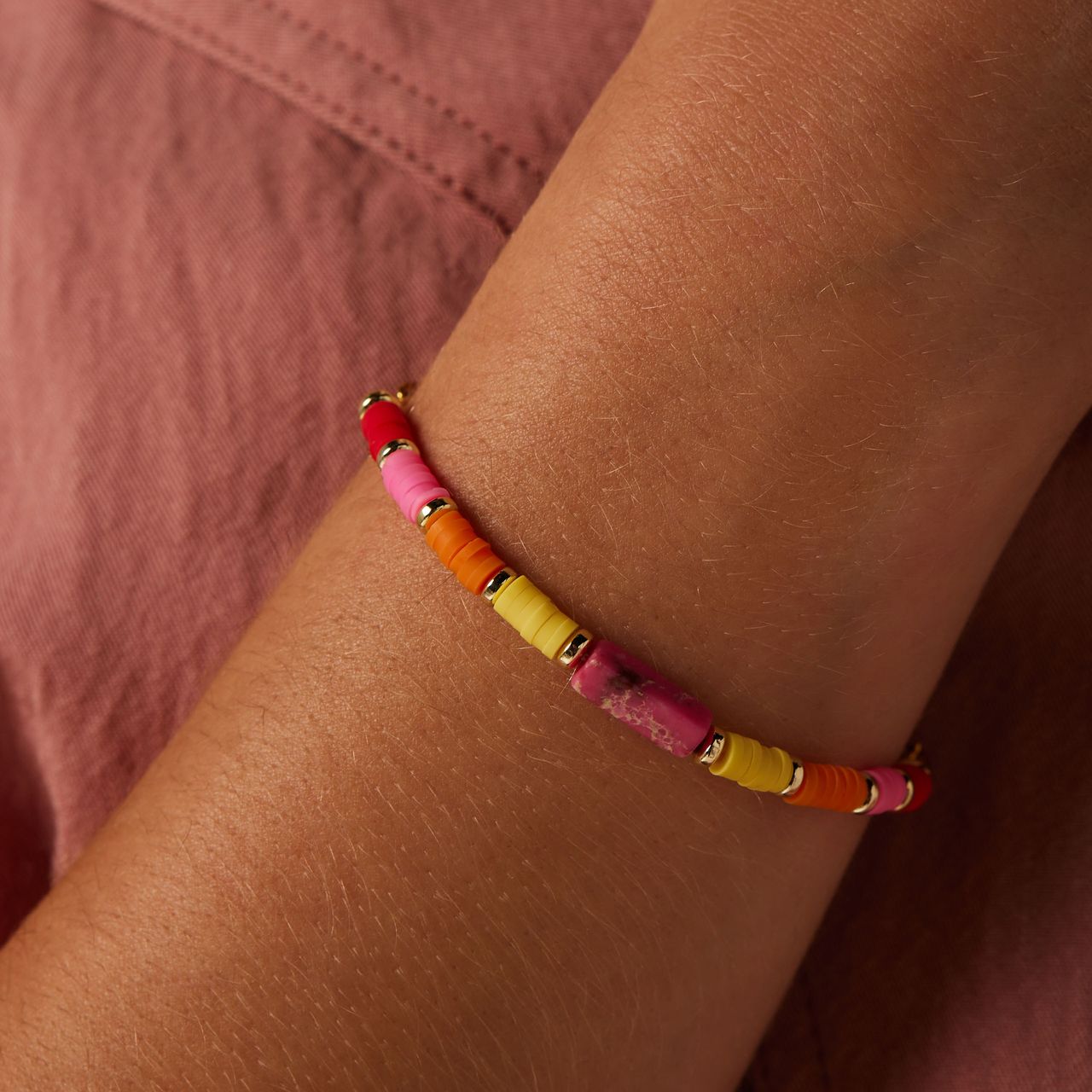 Stalen goldplated armband met gele kralen