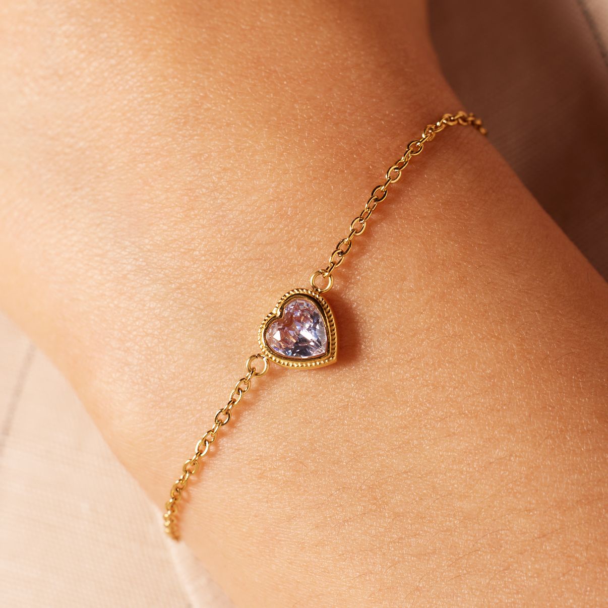 Stalen goldplated fantasiearmband met hanger hart met zirkonia voor dames