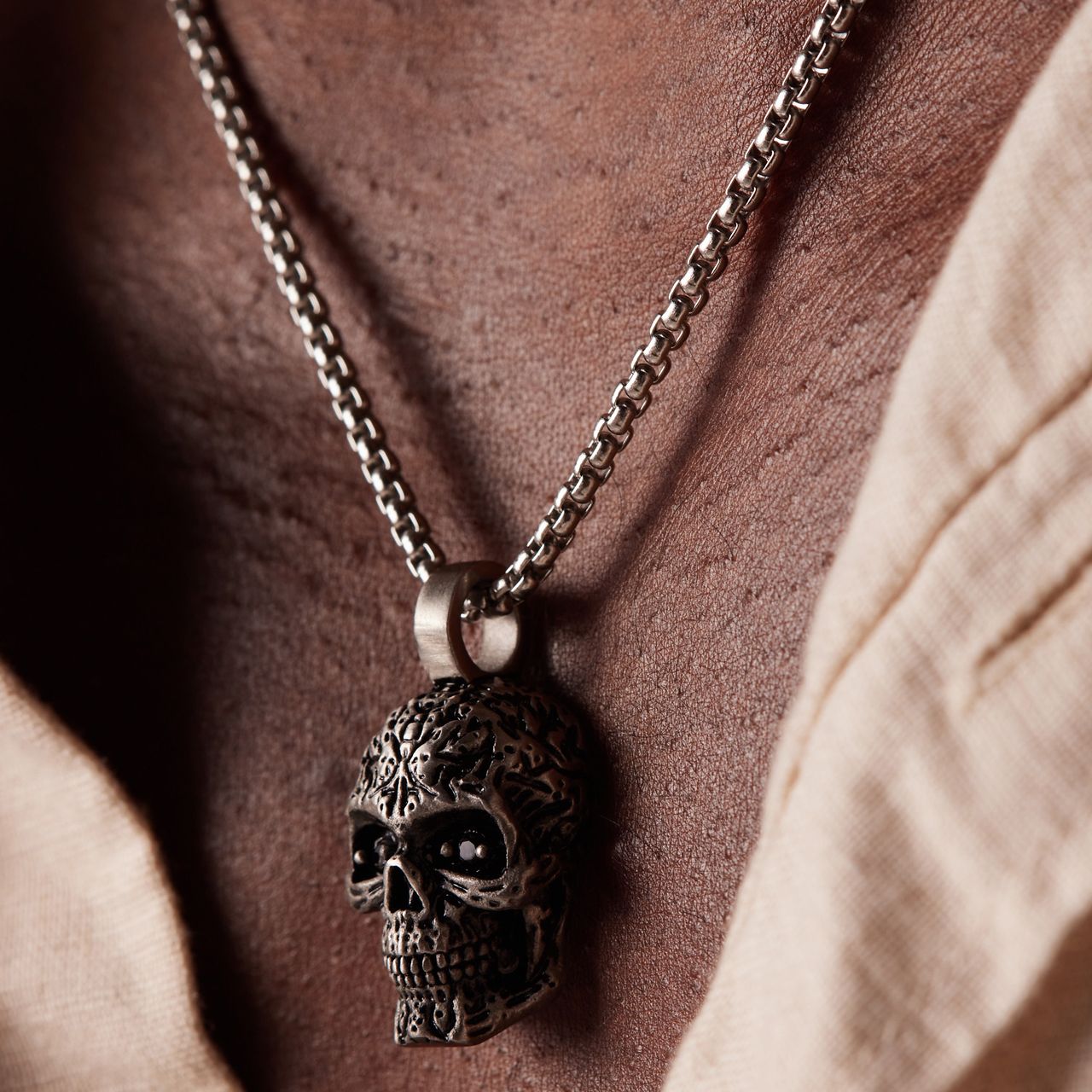 Halskette aus Edelstahl mit Totenkopf