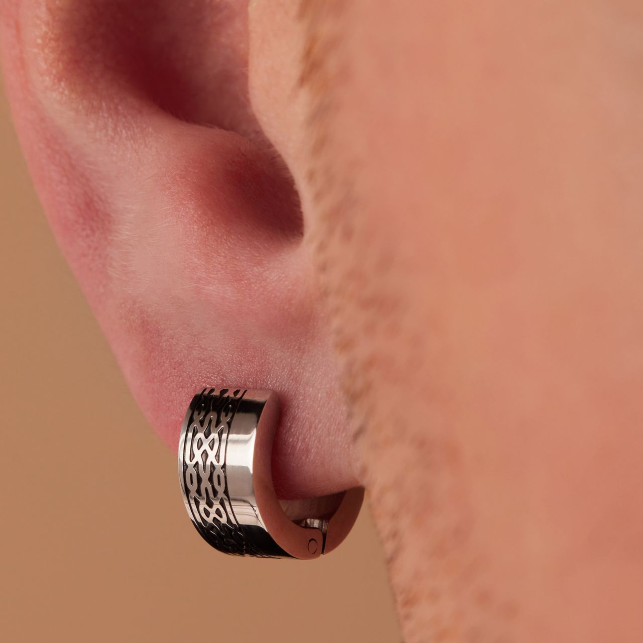 Stalen oorringen met motief